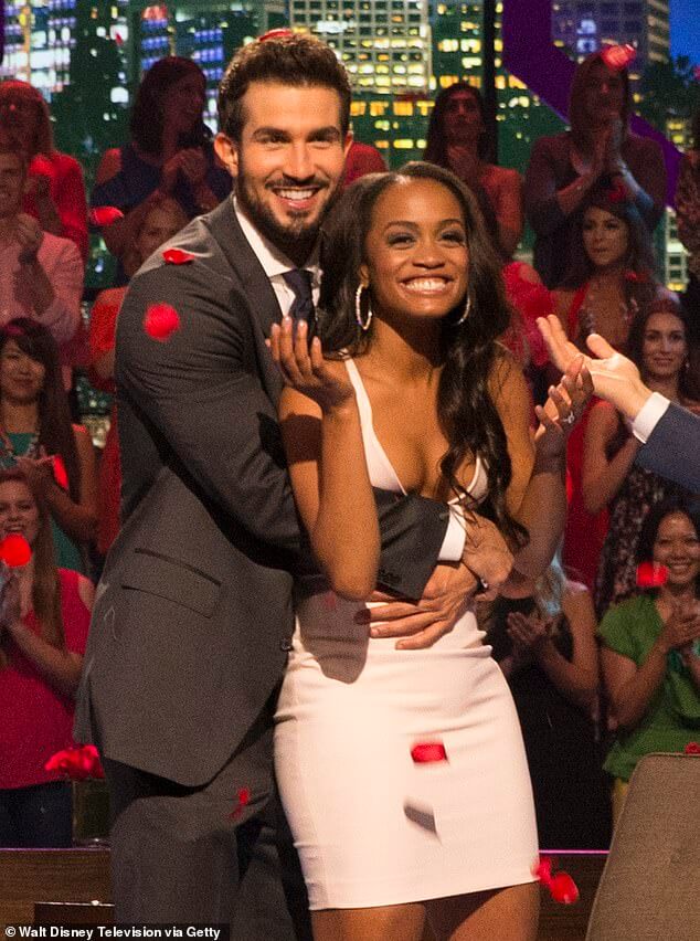 Согласно сообщению PageSix во вторник, звезда «Девичника» Рэйчел Линдси и ее муж Брайан Абасоло расстались. Сайт утверждает, что видел судебные документы