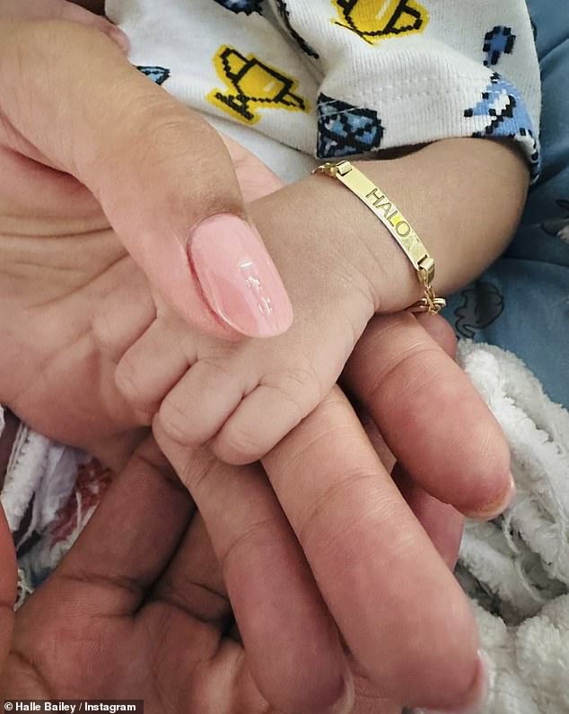 В первую неделю Нового года Холли рассказала, что у нее родился ребенок, опубликовав фотографию, на которой она держит крошечную руку сына, когда он носит золотой браслет с выгравированным на нем его именем.