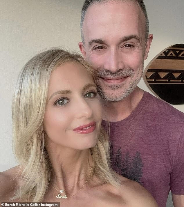Сара Мишель Геллар в среду зашла в Instagram, чтобы поделиться редкими снимками с семейного отдыха.