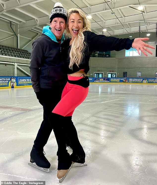 В «Dancing On Ice» царит хаос, поскольку Типпи Паккард (справа) была вынуждена выйти из основного состава и была заменена Вики Огден, которая теперь будет кататься с Эдди Орлом (слева).