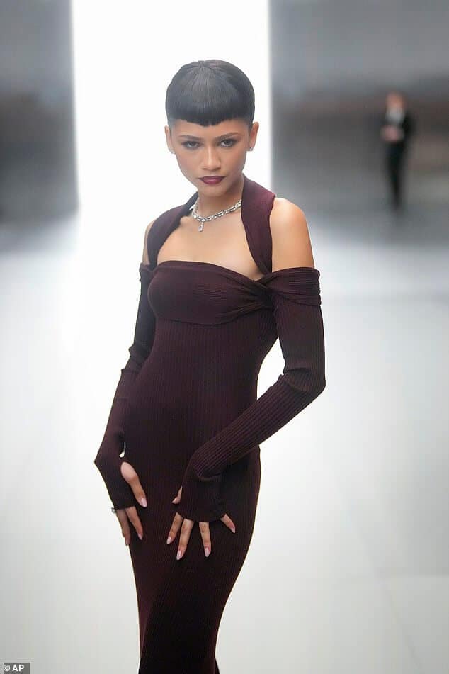 27-летняя Зендая продемонстрировала образ вампира на показе Fendi Haute Couture весна/лето 2024 в рамках Недели моды в Париже в четверг.