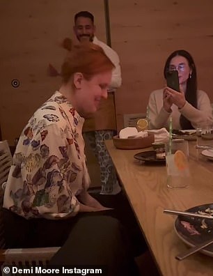 Именинница улыбалась во время десертной части праздника.