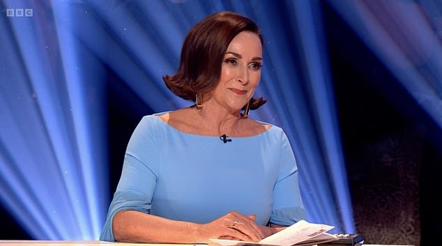 Ширли сказала, что они позволяют ей менять прическу каждую неделю, а также защищают ее естественные локоны от интенсивной укладки и начеса, необходимых для каждого шоу (на фото в Strictly).