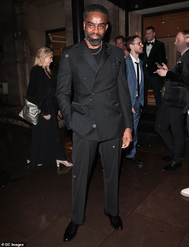 50-летний актер Чарльз Венн, снявшийся в фильмах EastEnders и Casualty, выглядел потрясающе в темно-сером двубортном костюме.