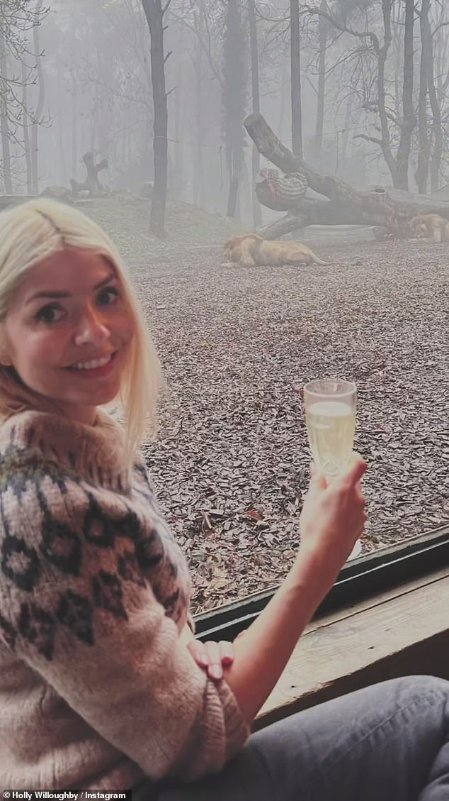 Красавица стильно отпраздновала свой 43-й день рождения, переночевав в Lions Lodge и наслаждаясь бокалом шампанского.