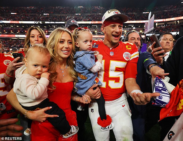 После того, как Канзас-Сити победил 49ers со счетом 25-22 во время большой игры, красавица-блондинка была замечена воссоединившейся с Патриком на поле во время праздника.