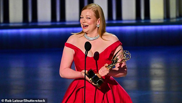 Актриса получает награду за лучшую женскую роль в драматическом сериале на 75-й церемонии вручения премии «Эмми» 15 января.