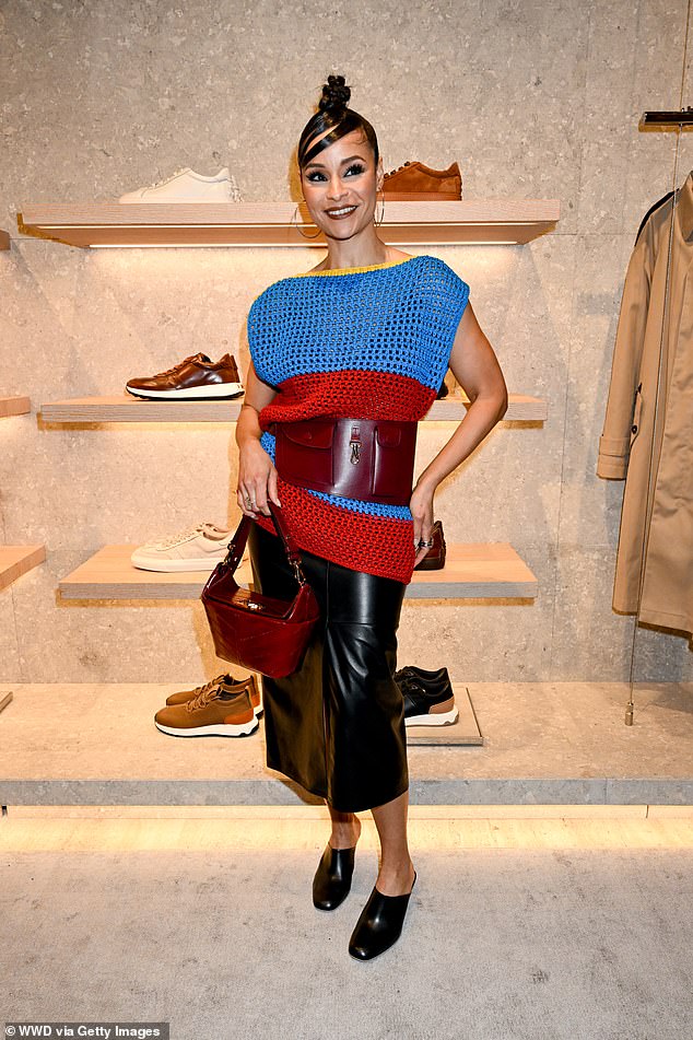 43-летний Сай Де Сильва выбрал сине-красный топ, связанный крючком, бордовый пояс и черные туфли на каблуках.  Свои черные локоны она собрала в стильный пучок.