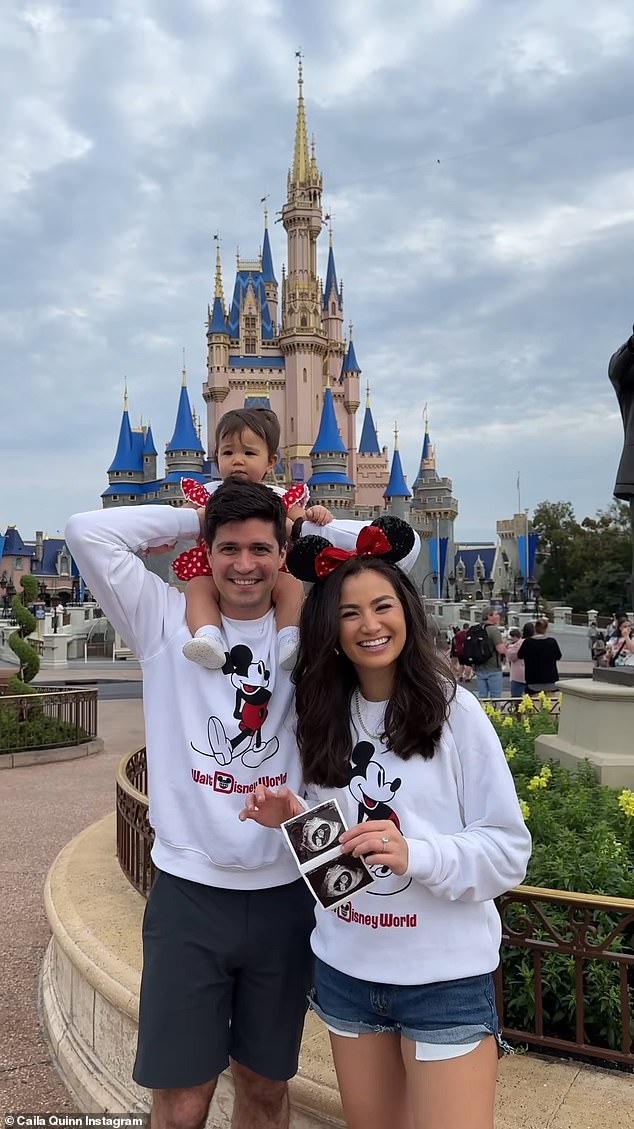 Пара объявила о своей беременности в свитшотах Диснея.