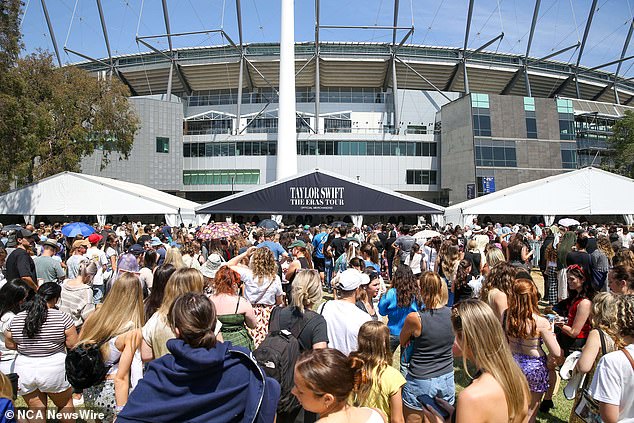 MCG был полностью захвачен Swifties, поскольку мания охватила Австралию во время тура.