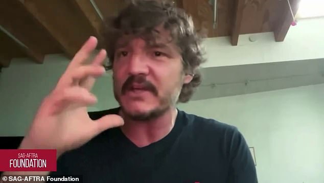 «Это похоже на психическую первую букву каждого слова», — объяснил Паскаль, поскольку Калкин был явно шокирован этим, в то время как Билли Крудап пытался это понять.
