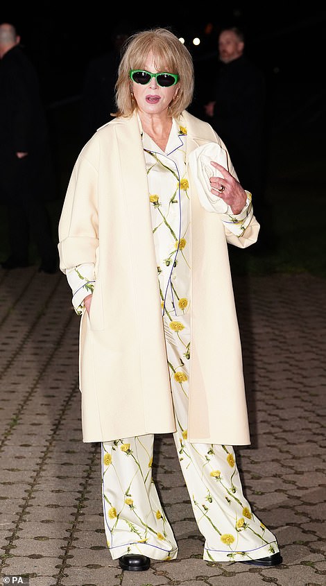 77-летняя Джоанна из Ab Fab источала изысканность, когда пришла на вечернее шоу в стильных зеленых очках.