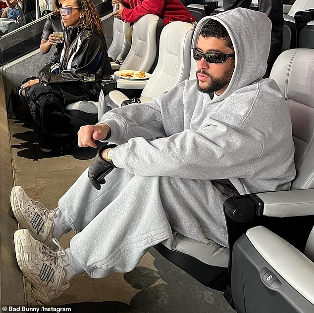 Другой бывший Дженнер, Bad Bunny, также присутствовал на Суперкубке LVIII, но не смотрел его из номера KarJenner.