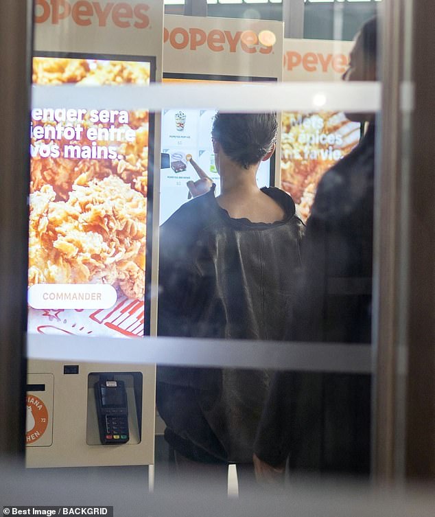 Пара была замечена вместе заказавшей Popeyes в заведении быстрого питания.
