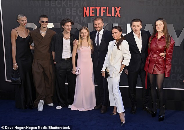 Говорят, что бывшая Spice Girl Виктория надеется превратить бренд Бекхэм в многомиллиардную империю в стиле Кардашьян (слева: Миа, Ромео, Круз Бекхэм, Харпер Бекхэм, Дэвид, Виктория, Бруклин Бекхэм и жена Бруклина Никола Пельтц на фото Октябрь прошлого года)