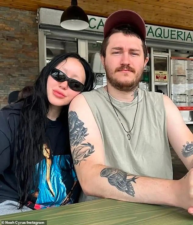 Однако в этот важный день Ной была занята тем, что проводила время со своим братом Брейсоном.  Она зашла в Instagram, чтобы поделиться моментами их совместного дня, в том числе экскурсией в Walmart в рубашке Билли Рэя Сайруса.