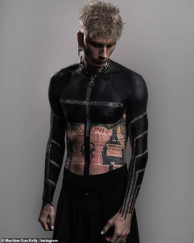 Machine Gun Kelly поверг фанатов в шок, когда во вторник показал свой новый боди-арт.