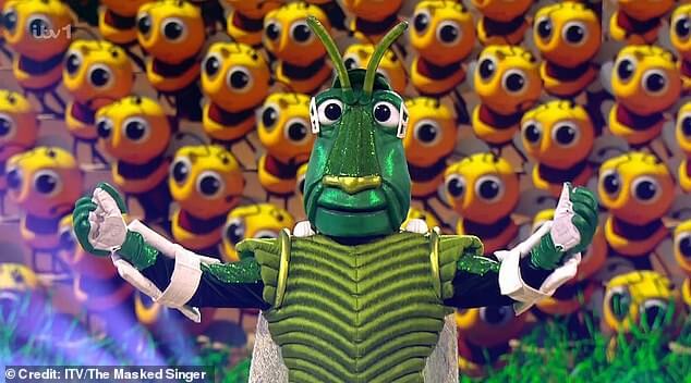 Британские зрители The Masked Singer убеждены, что знают настоящую личность Крикета после того, как персонаж поразил поклонников и судей своим невероятным певческим голосом.