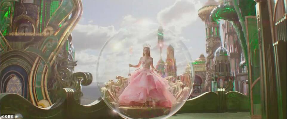 Первый трейлер Wicked был опубликован в начале воскресного Супербоула.  Ариана Гранде была замечена в розовом золоте в роли доброй ведьмы Глинды.  Она держала в руках узнаваемую звездообразную палочку Глинды, развевающееся платье с пышными рукавами и корону.