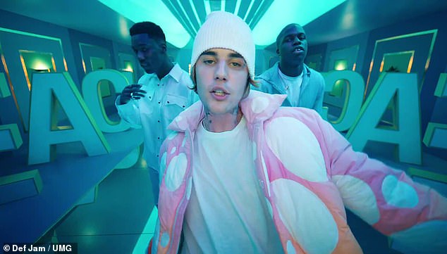 Последняя восковая фигура певца Peaches была смоделирована после его появления в клипе на песню 2021 года вместе с оранжевым шербетом в горошек на его пуховике и белой шапке.
