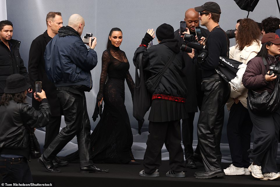 Ее окружали фотографы и фанаты.