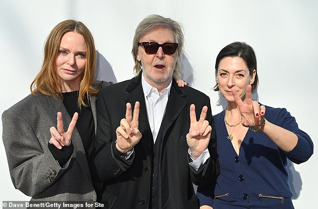 52-летний дизайнер представил коллекцию женской одежды Stella McCartney осень/зима 2024-2025, на которой присутствовало множество известных лиц.