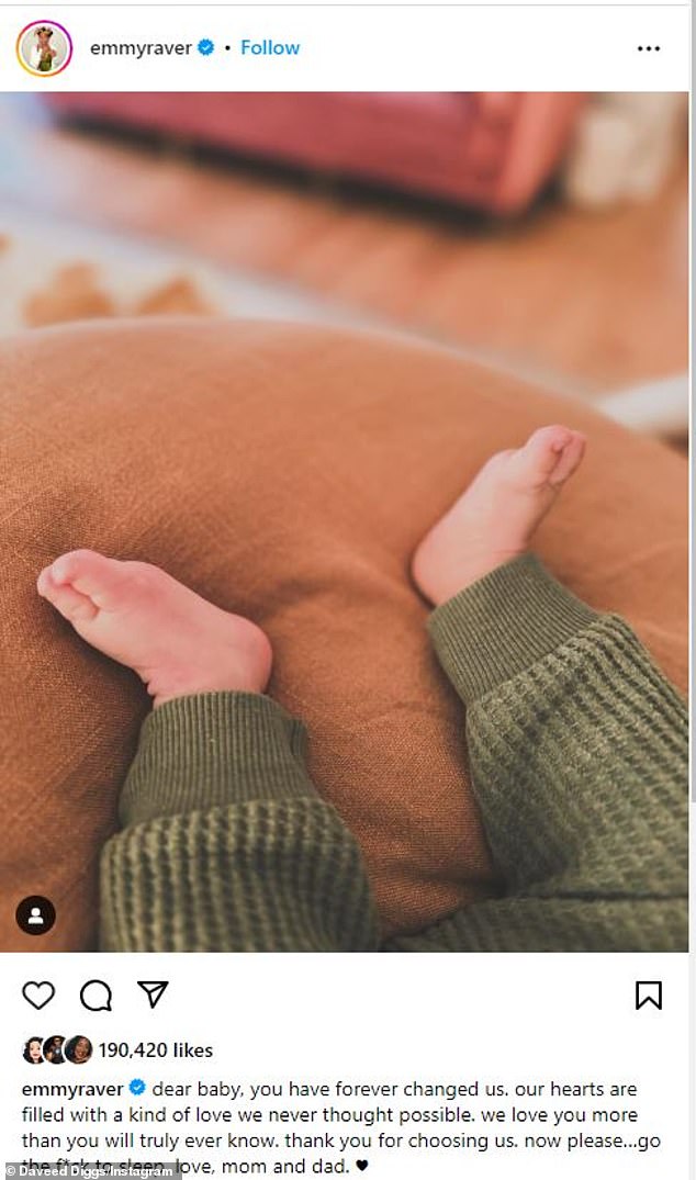 Гордые новоиспеченные родители поделились частичной фотографией своего первого ребенка, а также прямым сообщением новичку о том, как «вы навсегда изменили нас».