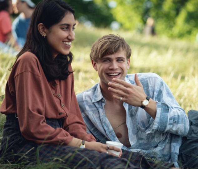 Амбика Мод (слева) и Лео Вудалл (справа) в сцене из нового мини-сериала Netflix «Один день»