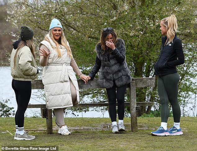 После сказочных двух недель за границей Эмбер и девочки из TOWIE, Шафран Лемприер (вторая слева), Эльма Пазар (вторая справа), Кортни Грин (слева) и Хлоя Медоуз (справа), вернулись к нормальной жизни, какими их видели. в очень влажном и ветреном Фэрлоп-Уотерсе