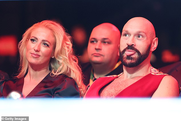 Ранее ночью обладатель титула WBC в тяжелом весе и его жена наблюдали, как его 27-летний брат и сестра Роман Фьюри обыграл Мартина Сварца по очкам.