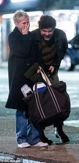 Режиссер Лесли Хэдленд, работающий по сценариям Элизабет Мериуэзер и Ким Розенсток, в актерский состав входят Дженни Слейт, Макс Дарвин, Джон-Дерик Митчелл и Дженни Руиза.