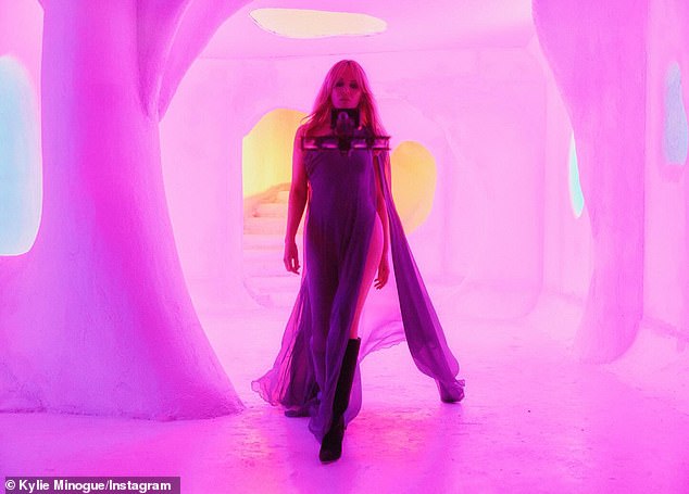 «Я просто хочу потанцевать ДРОН!!!!  Клип Dance Alone уже вышел», — написала Кайли под фотографиями.