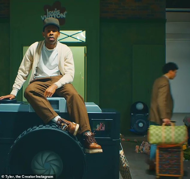 Рэпер New Magic Wand сотрудничал с креативным директором бренда по мужской одежде Фарреллом Уильямсом, чтобы воплотить эти вещи в жизнь.