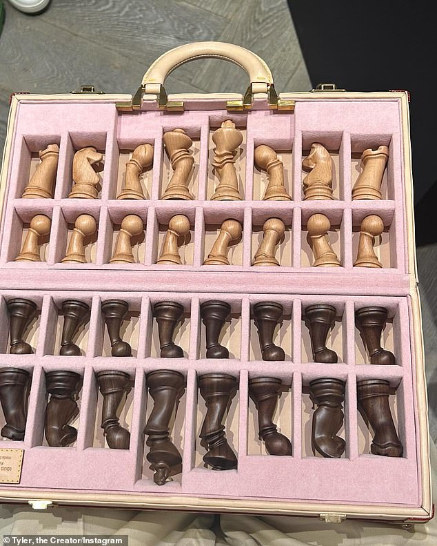 Наряду с загрузкой фотографий из кампании мужской одежды весны 2024 года в прошлом месяце рэпер показал разработанную им шахматную доску.
