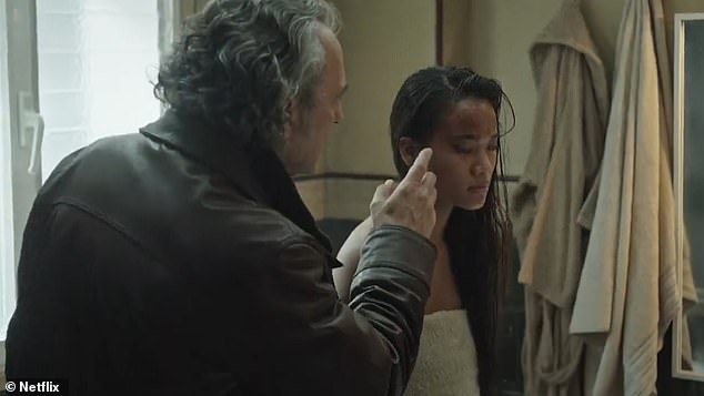 В сериале рассказывается о Тирсо, ветеране армии, который пытается отомстить мадридской банде, похитившей его приемную внучку Ирен (в исполнении Ноны Собо, справа).