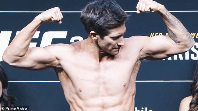 43-летний актер играет Элвуда Далтона, бывшего бойца UFC, который становится вышибалой в темном баре во Флорида-Кис, в главной роли вместе с 35-летним бойцом UFC МакГрегором.
