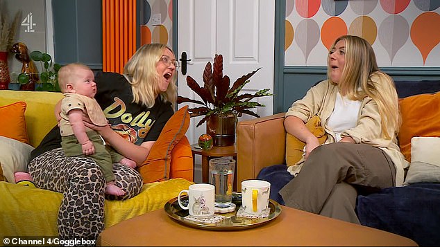 Ворота для какашек: фанаты Gogglebox были в шоке в пятницу вечером, когда трехмесячный ребенок Элли Уорнер какал на нее во время первой сцены шоу