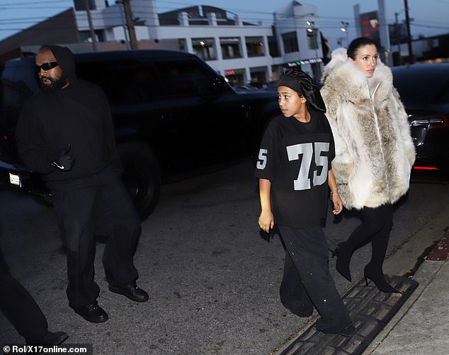 Канье, которого также зовут Йе, надел черную толстовку с капюшоном и пару черных мешковатых брюк.
