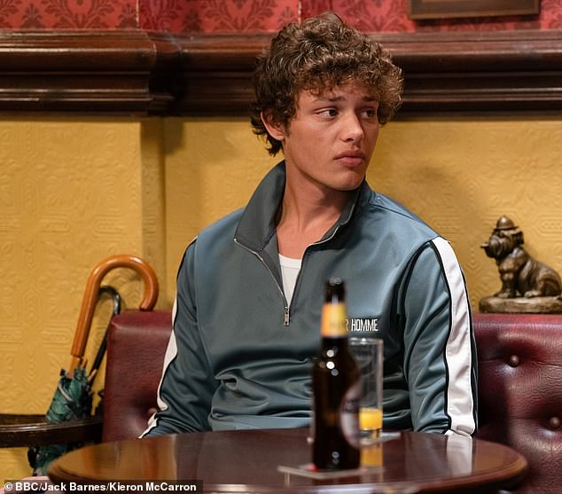 Актер играл Фредди Слейтера в сериале EastEnders с 2022 года, но, возможно, собирается уйти, чтобы заняться музыкальной карьерой (на фото в сериале).