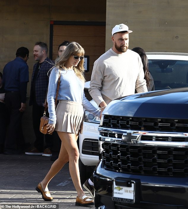 14-кратная обладательница премии «Грэмми» дополнила свой образ коричнево-белыми лоферами.