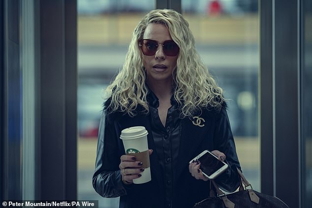 Сцена из сериала «Совок», показывающая Билли Пайпер в роли продюсера BBC Сэма Макалистера.  Фильм выйдет 5 апреля.