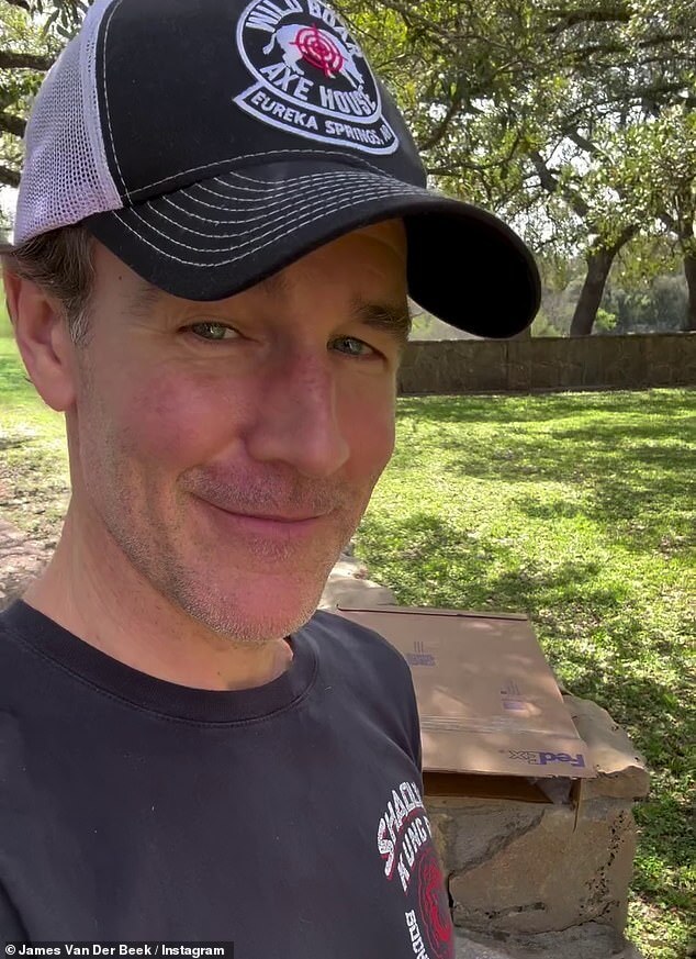 Джеймс Ван Дер Бик, 47 лет, рассказал в Instagram, как его мама из сериала «Бухта Доусона», Мэри-Маргарет Хьюмс, посылает ему печенье на его день рождения, так как его настоящая мать скончалась.