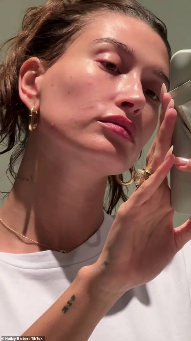 27-летняя Хейли Бибер без макияжа появилась в видео TikTok, чтобы рассказать о своем опыте борьбы с периоральным дерматитом и о том, как она с ним справляется.