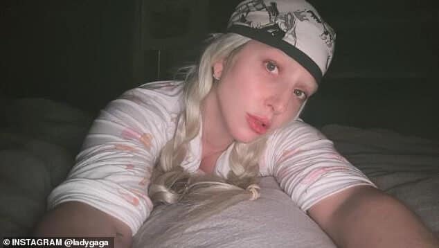 Леди Гага в воскресенье дебютировала в смелом новом образе в Instagram, осветлив брови в блондинку.