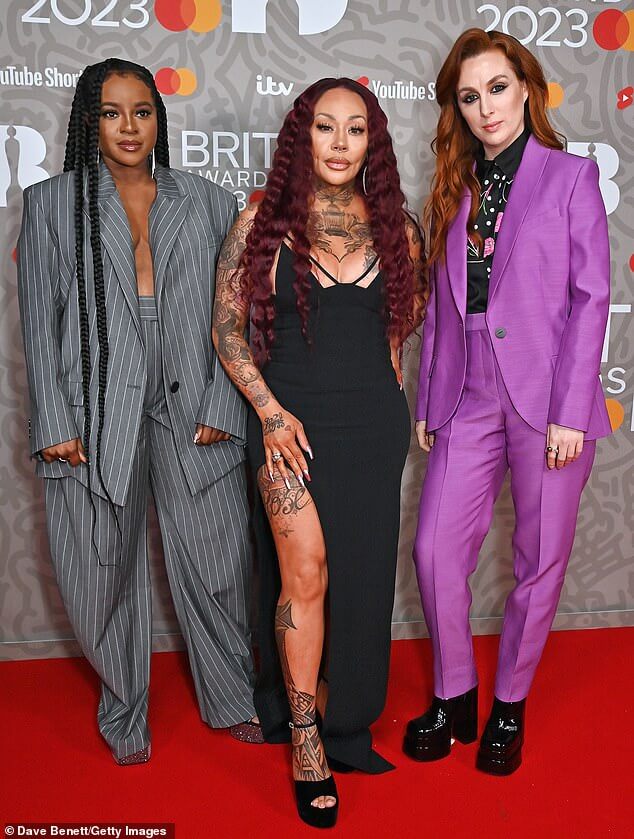 Трио Original Sugababes (LR) Киша Бьюкенен, Мутья Буэна и Шивон Донахи, как сообщается, были в ярости, поскольку бывшие участники планируют конкурирующий тур (на фото на февральской церемонии вручения наград MOBO Awards).