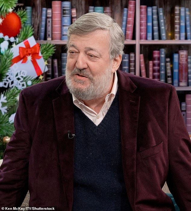 66-летний Стивен Фрай рассказал в беседе о долголетии, что он не хочет дожить дольше 100 лет, потому что «не хотел бы быть таким одиноким» и что ему «нравится идея смерти» (на фото 2023 года).