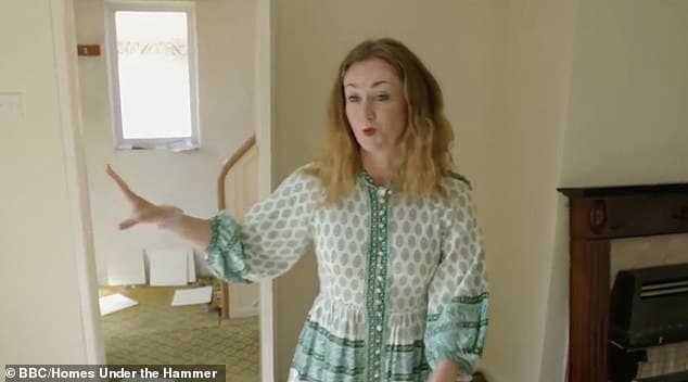 Ведущий BBC Homes Under the Hammer Мартел Максвелл был ошеломлен домом, зараженным «джунглями», покрытым густой зеленой плесенью.
