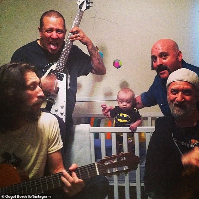 Уорда с любовью вспоминали его коллеги по группе из Gogol Bordello, которые в среду поделились двумя длинными трибьютами в Instagram:[Brother Mike] пришел, чтобы поделиться и отстоять наше глубокое понимание того, что это такое на самом деле: дух товарищества и хороший смех, которые мы заберем с собой в конце».