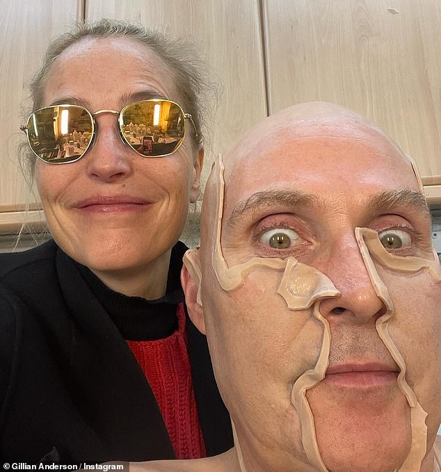 В пятницу Джиллиан зашла в Instagram, чтобы отпраздновать выпуск сериала Netflix Scoop множеством закулисных снимков (на снимке с коллегой по фильму Руфусом Сьюэллом, когда он был покрыт протезами, чтобы превратиться в принца Эндрю)
