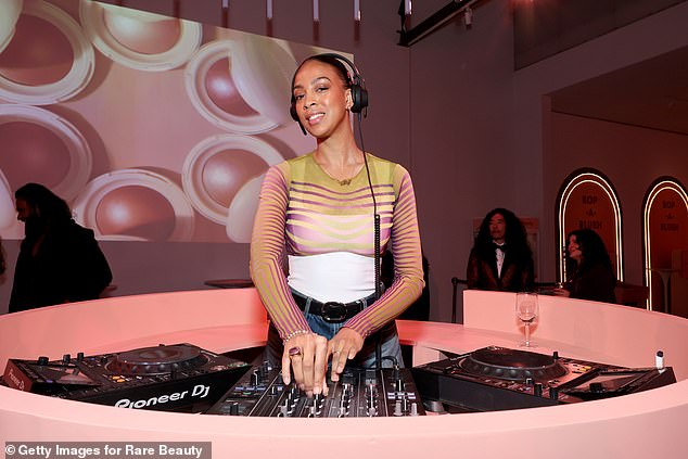 DJ Kittysayword позаботился о том, чтобы гости были в восторге от правильной музыки.